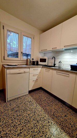 Refrigerador, microondas, parrilla de estufa y lavavajillas 