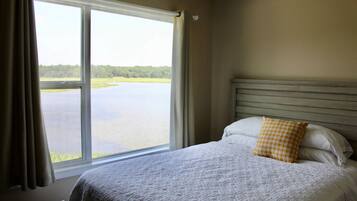 Marina View Efficiency Room 1 | Free WiFi, bed sheets