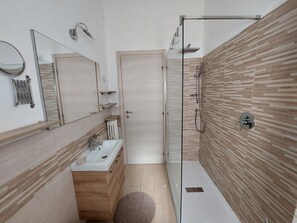 Douche, sèche-cheveux, bidet, serviettes fournies