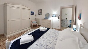 A bedroom with a bed, a wardrobe, a chair, a dresser, and a mirror. - Chianti Best House - Comfort, relax & privacy in the center of Greve in Chianti (Greve in Chianti)