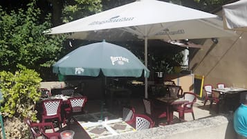 Petit déjeuner, déjeuner et dîner servis sur place