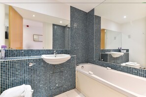 Apartment, 2 Bedrooms | Bathroom | Rainfall showerhead, hair dryer, towels - Liverpool Street City Apartments (London)