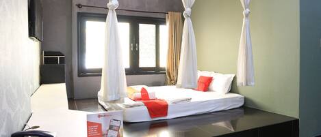 Family Room | Desk, free WiFi