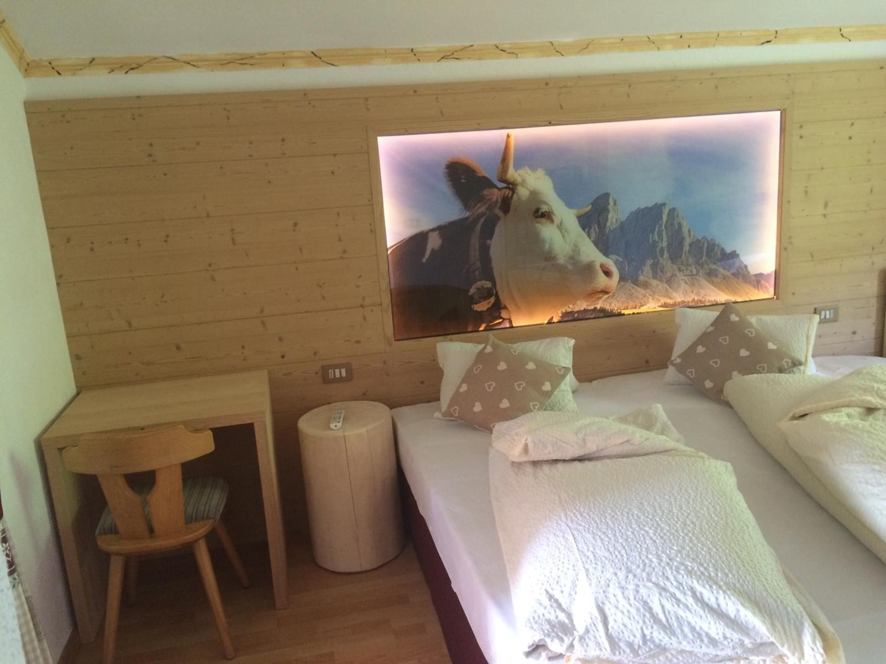 Ein Zimmer mit einem Bett, einem Schreibtisch und einem Stuhl.
