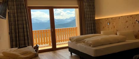 Double or Twin Room | In-room safe, desk, blackout drapes, soundproofing