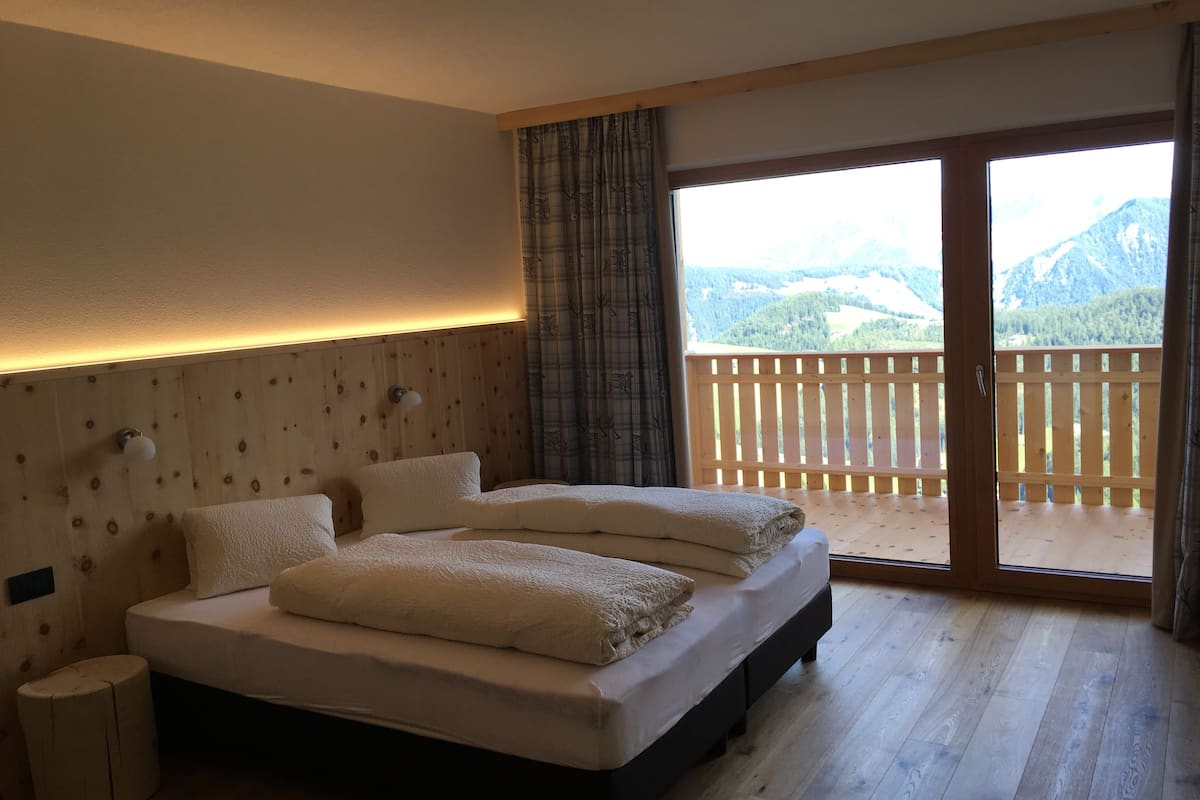 Camera con letto matrimoniale o 2 letti singoli | Una cassaforte in camera, una scrivania, tende oscuranti