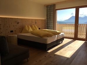 In-room safe, desk, blackout curtains, soundproofing - Pension Panorama Elisabeth (San Martino in Badia)