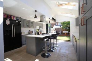 Fridge, microwave, dishwasher, coffee/tea maker - Modern, Chic 2BR Townhouse in Central Oxford - Pass the Keys (Oxford)