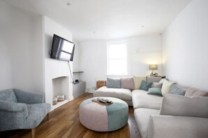 Living area - Modern, Chic 2BR Townhouse in Central Oxford - Pass the Keys (Oxford)