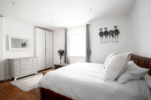 2 bedrooms, iron/ironing board, travel crib, free WiFi - Modern, Chic 2BR Townhouse in Central Oxford - Pass the Keys (Oxford)