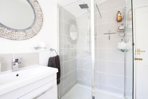 Shower, free toiletries, towels