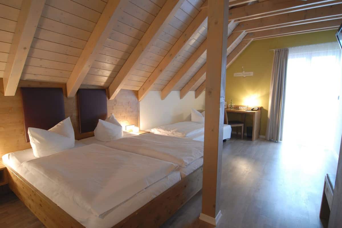 desk, iron/ironing board, free wifi