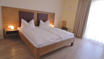 Schreibtisch, BĂŒgeleisen/BĂŒgelbrett, kostenloses WLAN