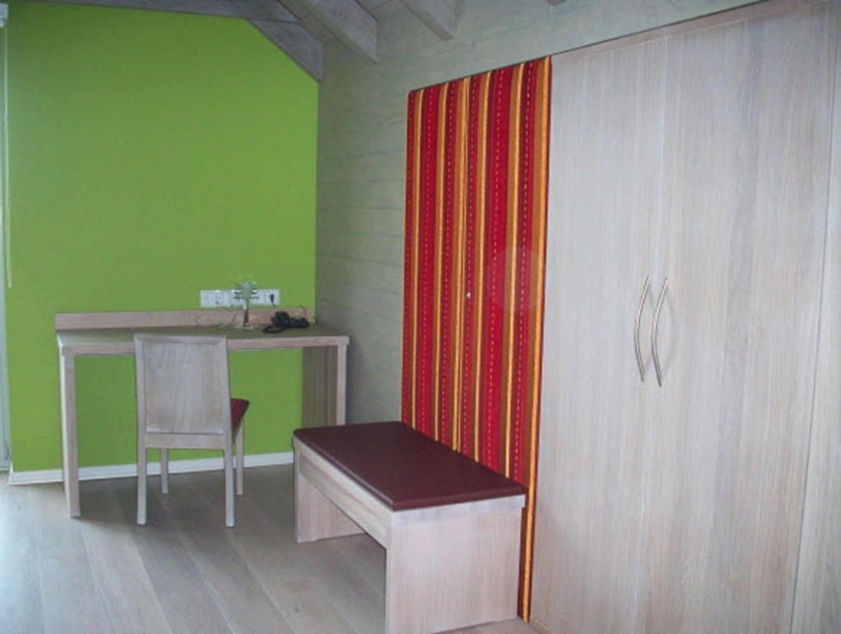 desk, iron/ironing board, free wifi