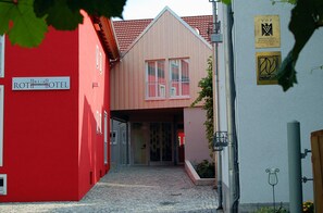 A building with a red facade and a sign reading "ROTH WEIN HOTEL". - RotHweinHotel (Wiesenbronn)