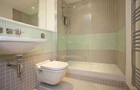 Apartment | Bathroom | Free toiletries, hair dryer, towels