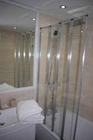 Apartment | Bathroom | Free toiletries, hair dryer, towels - Serviced Apartments Leeds 1 (Leeds)