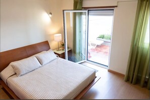 3 slaapkamers, een strijkplank/strijkijzer, gratis wifi, beddengoed