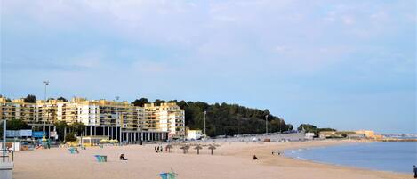 Plage à proximité, chaises longues