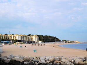 Plage à proximité, chaise longue