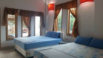 Family Room | In-room safe, desk, WiFi (free), bed sheets
