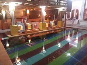 Piscina externa, espreguiçadeiras