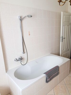 Apartment, 1 Double Bed, Non Smoking ((highchair,child travel bed-surcharge) | Bathroom | Bathtub, hair dryer, towels, shampoo - Apartment Elbhangblick - Apartment for 2 - 3 Persons (Dresden)