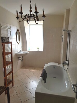 Appartement, 1 tweepersoonsbed, niet-roken ((highchair,child travel bed-surcharge) | Badkamer | Een bad, een haardroger, handdoeken, shampoo