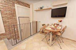 Studio, 1 Queen Bed | Living area