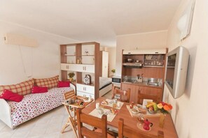 Studio, 1 Queen Bed | Living area