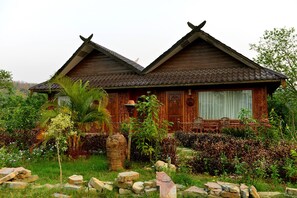 Exterior - Mr. Charles Riverview Lodge (Hsipaw)