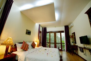 Minibar, in-room safe, desk - Mr. Charles Riverview Lodge (Hsipaw)