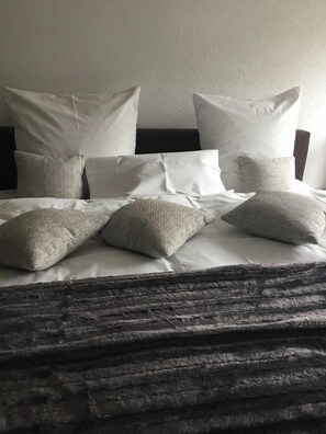 Escritorio, cortinas blackout, cunas y camas plegables/adicionales 