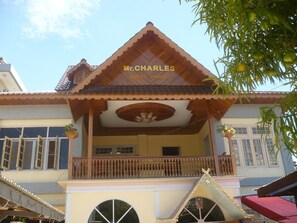Front of property - Mr. Charles Guest House - Hostel (Hsipaw)