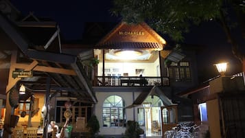 Mặt tiền nơi lưu trú - ban đêm