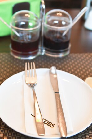 A table setting with a plate, fork, and knife. - Hotel Theile garni (Gummersbach)