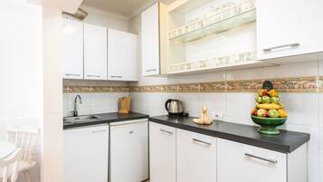 Een koelkast, een microgolfoven, een oven, een kookplaat