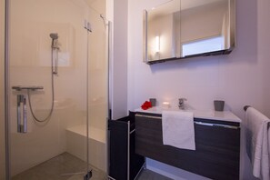 Shower, hair dryer, bidet, towels - Casa Laura Apt. 3, Plesio, Italy (Plesio)