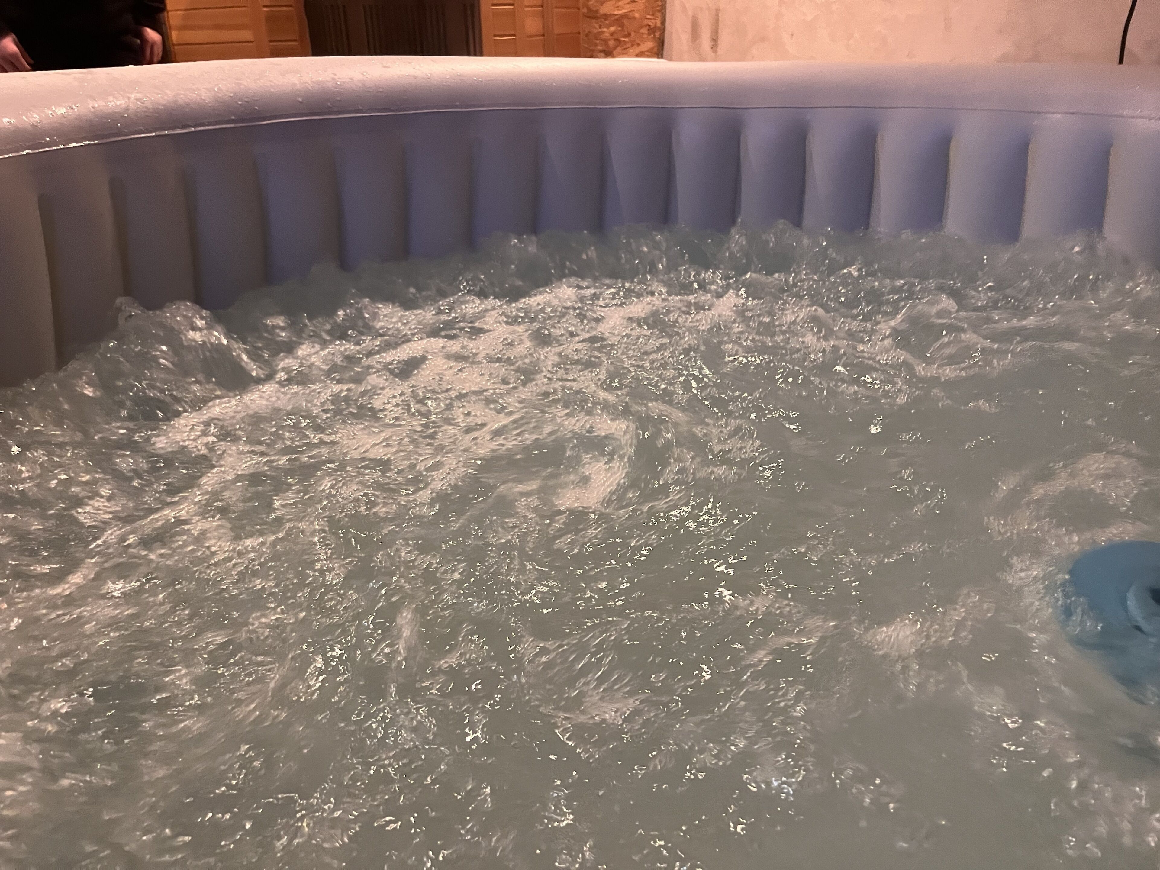 Ett bubbelbad med bubblande vatten.