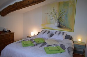 Doppelzimmer, Gartenblick | Individuell dekoriert, individuell eingerichtet, Bügeleisen/Bügelbrett