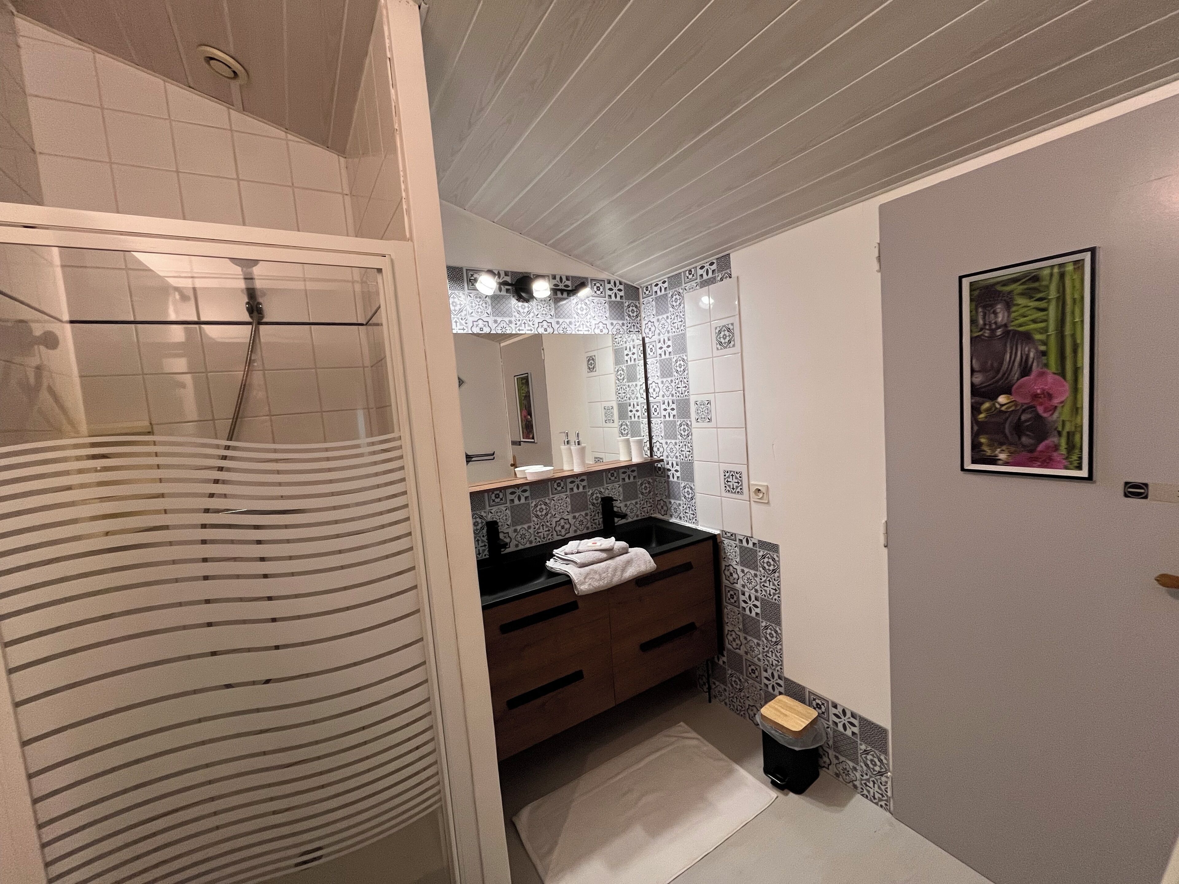 Een douche, gratis toiletartikelen, een haardroger, handdoeken