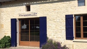 Un edificio de piedra con un cartel que dice 'Campaign Art'.