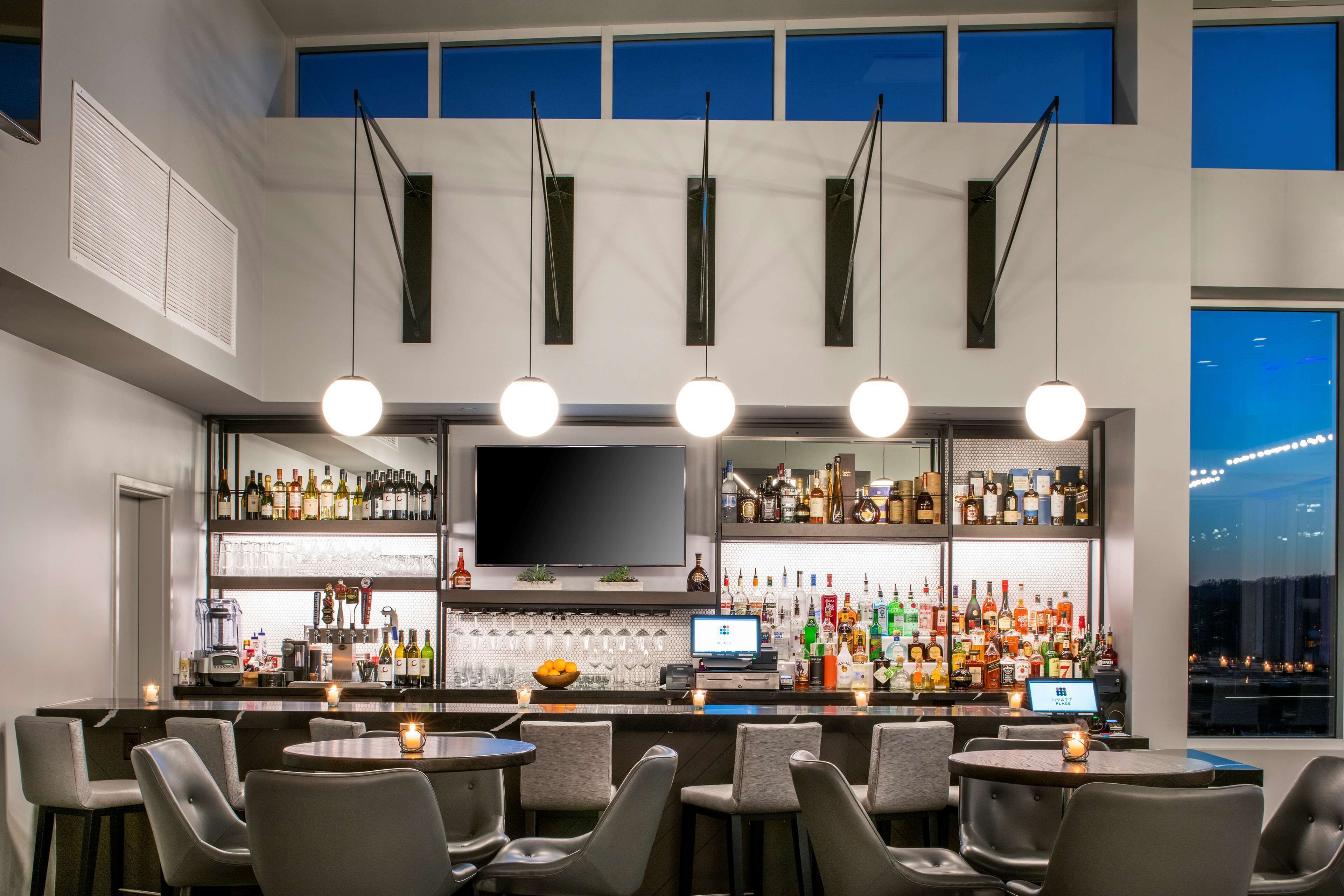 2 bars/lounges, cocktail bar