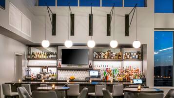 2 bars/lounges, cocktail bar