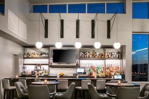 2 bars/lounges, cocktail bar