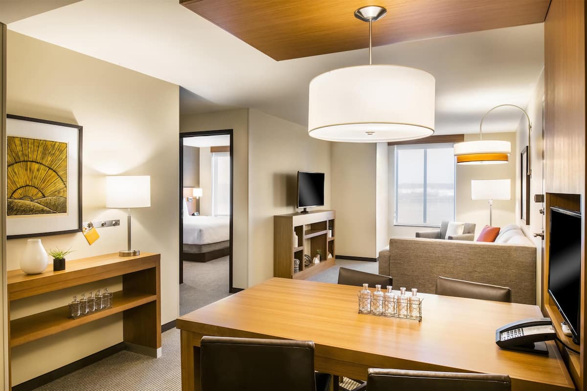 Hochwertige Bettwaren, Daunenbettdecken, Pillowtop-Betten, Schreibtisch