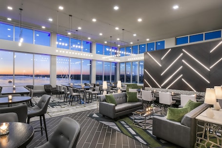 Cocktail bar. Hyatt Place East Moline Quad Cities