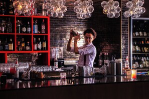 3 bares/lounges, saguão/lounge