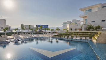 5 piscinas al aire libre, sombrillas, sillones reclinables de piscina