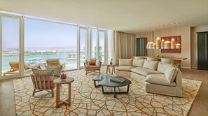 Prince Suite, 1 King Bed, Marina View | Minibar, una cassaforte in camera, una scrivania, postazione laptop